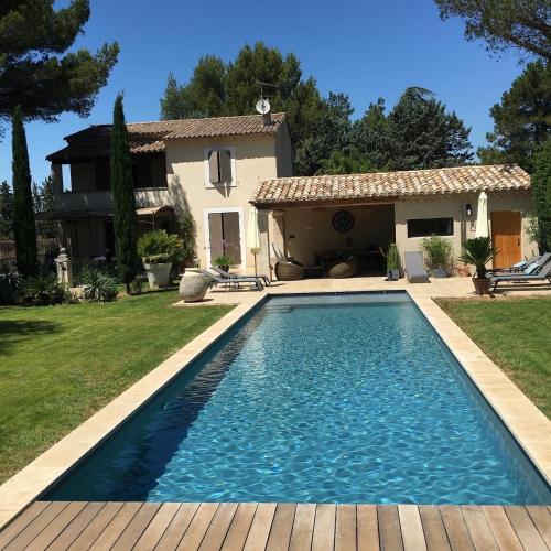 une piscine devant une maison dans l'établissement Mazet LEAJO, à Eygalières