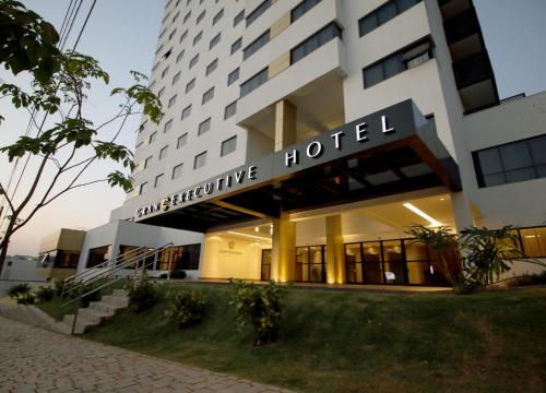 um edifício de hotel com um sinal que readsciplinary hotel em Gran Executive Hotel em Uberlândia