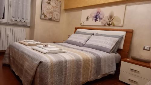 a bedroom with a bed with two towels on it at I Tre Oleandri Varenna in Varenna