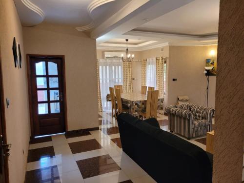 uma sala de estar com uma mesa e uma sala de jantar em Villa Anaël em Porto Novo