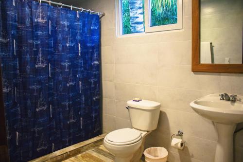 A bathroom at Hotel Bahia del Sol