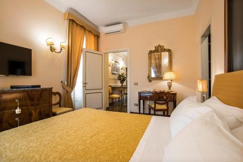 Oca Apartment - Alta Luxury Apartments في روما: غرفة في الفندق مع سرير ومكتب