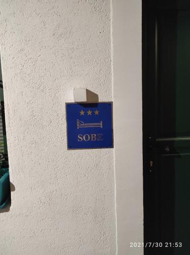 奧帕蒂亞的住宿－Room Anthea 2，建筑物一侧的蓝色标志