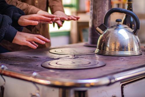 a tea kettle sitting on top of a stove at Palafito Hospedaje Vista Bordemar in Castro