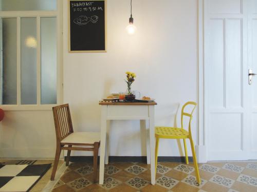 1 mesa y 2 sillas en una habitación en Serafino B&B, en Palermo