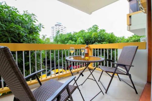 balcón con mesa y sillas en Apartamento - 3 Dormitorios en el Rodadero ツ en Puerto de Gaira