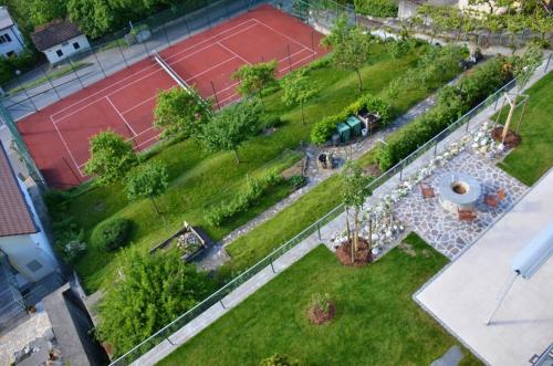 an aerial view of a backyard with a tennis court at Appartements Vacances Saars 33 in Neuchâtel
