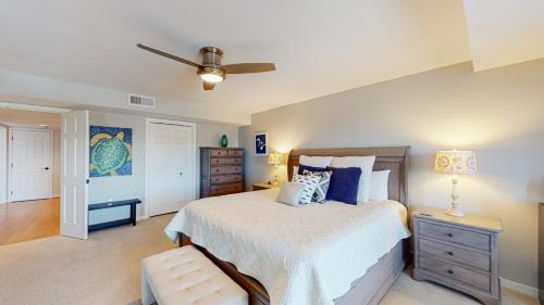 Un dormitorio con una cama y un ventilador de techo. en 7169 Harbourside II, en Hilton Head Island