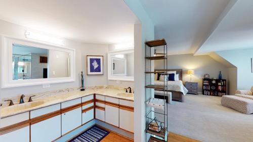 1 dormitorio y baño con lavabo grande. en 7169 Harbourside II, en Hilton Head Island