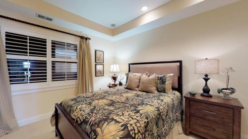 Un dormitorio con una cama grande y una ventana. en 7124 Harbourside I, en Hilton Head Island