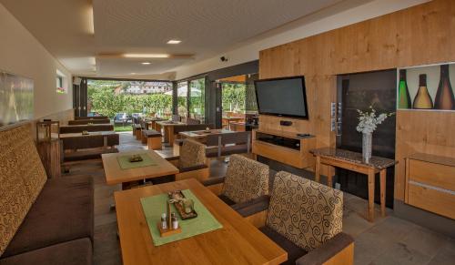 um restaurante com mesas e cadeiras e uma televisão em Weingut Donabaum "In der Spitz" em Spitz