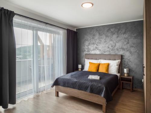 Un pat sau paturi într-o cameră la Wellness Apartmány Panorama