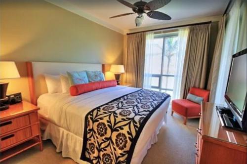 um quarto com uma cama e uma ventoinha de tecto em Large 1BR Luxury Condo at Honua Kai w/Huge Lanai K224 em Lahaina