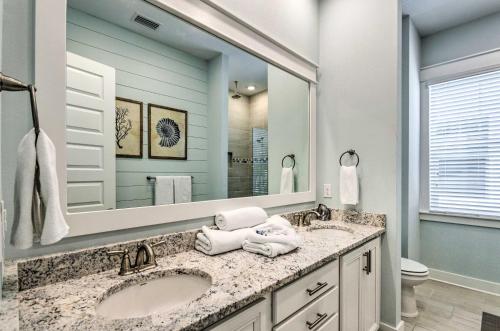 Vannituba majutusasutuses Always Saturday Prominence Resort Townhome!