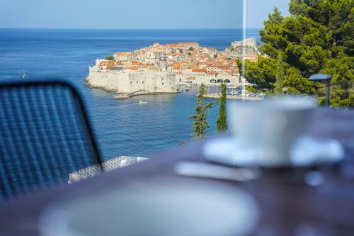 een balkon met uitzicht op de stad en de oceaan bij New&Luxury Apartment with an Outstanding View - Bombii Blue in Dubrovnik