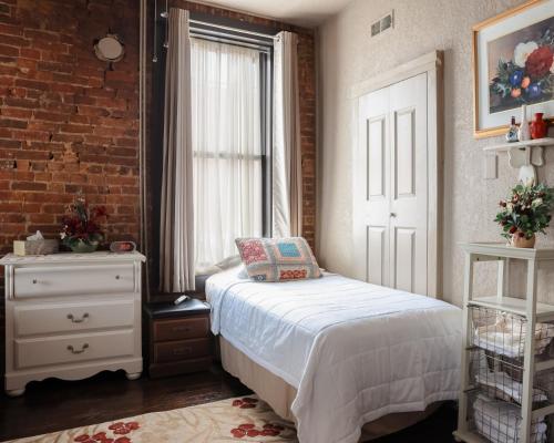 Katil atau katil-katil dalam bilik di Guest Apartment at Commercial Street Studio