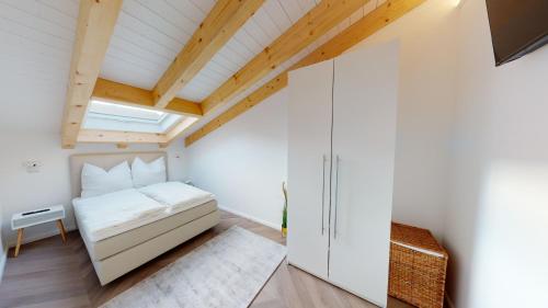a small bedroom with a bed and a skylight at Lieblingsapartment No.08 mit Blick auf den Rostocker Stadthafen in Rostock