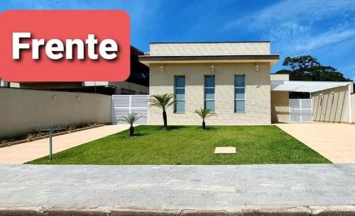 uma casa com um sinal em frente em Casa com Piscina Climatizada- Riviera São Lourenço em Riviera de São Lourenço