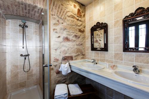 a bathroom with two sinks and a shower at Hotel Palacio del Intendente in Guarromán