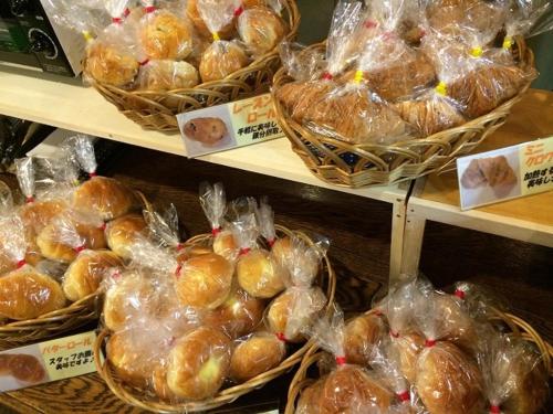 长野长野广场酒店的架子上一篮子里的一大堆面包