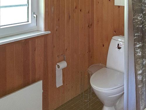 łazienka z toaletą i oknem w obiekcie Holiday home Sydals LII w mieście Neder Lysabild