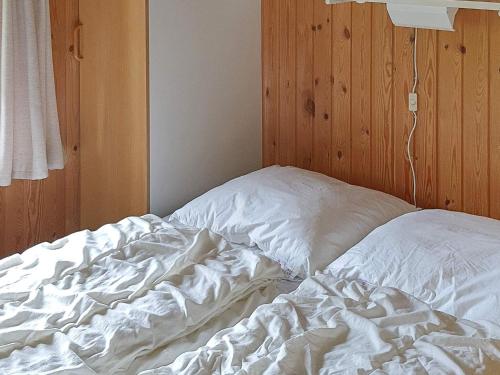 Een bed of bedden in een kamer bij Holiday home Sydals LII
