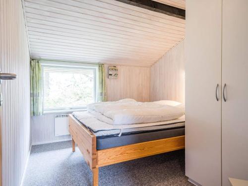 En eller flere senge i et værelse på Holiday home Henne CXIX