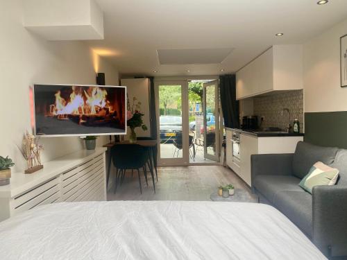 Μια τηλεόραση ή/και κέντρο ψυχαγωγίας στο Stella Maris Dune Apartment