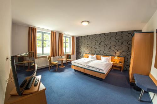 Säng eller sängar i ett rum på B&S Hotel Am Bachhaus