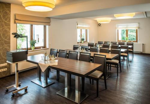 a dining room with tables and chairs at B&S Hotel Am Bachhaus in Eisenach