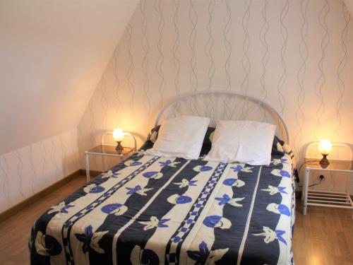 een slaapkamer met een bed met een blauwe en witte deken bij Gîte Aubas, 3 pièces, 4 personnes - FR-1-616-185 in Aubas