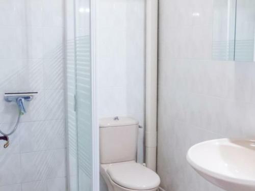 een witte badkamer met een toilet en een wastafel bij Gîte Aubas, 3 pièces, 4 personnes - FR-1-616-185 in Aubas
