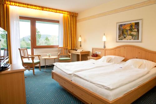 
A bed or beds in a room at Wald Hotel Willingen
