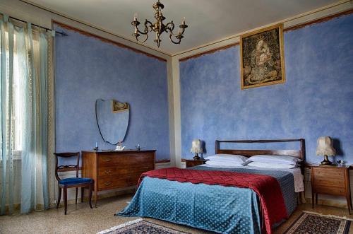 ルッカにあるVilla Rossiniの青い壁のベッドルーム(ベッド1台、鏡付)
