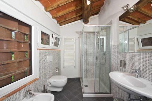 La salle de bains est pourvue de toilettes, d'un lavabo et d'une douche. dans l'établissement Villa Rossini, à Lucques