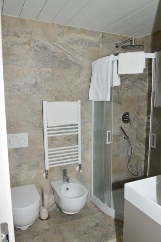 La salle de bains est pourvue d'une douche, de toilettes et d'un lavabo. dans l'établissement Palazzo Grandori Alloggi Turistici, à Viterbe