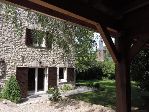 an outside view of a stone building at B&B Le Valangré in Chaumont-Gistoux