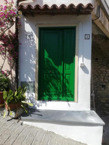 a green door on the side of a building at La Torretta di Piero con terrazzi e parcheggio privato Citra zero zero ottanta 31LST0282 in Imperia