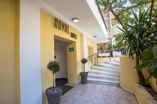 Фасад или вход в Royal Aparthotel City Centre