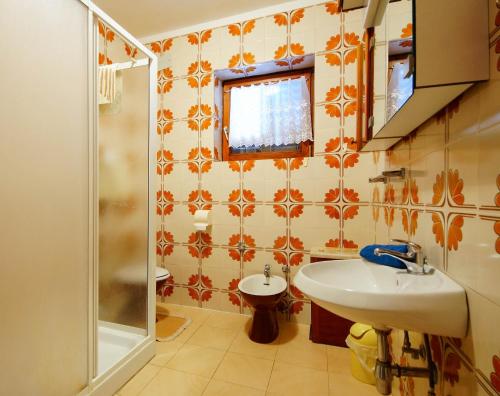 y baño con lavabo y ducha. en Apartments Lina, en Novi Vinodolski