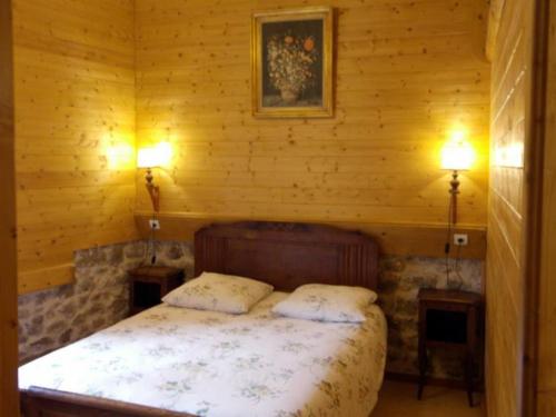 1 dormitorio con 1 cama en una cabaña de madera en Gîte Jeansagnière, 4 pièces, 6 personnes - FR-1-496-98, en Mermond