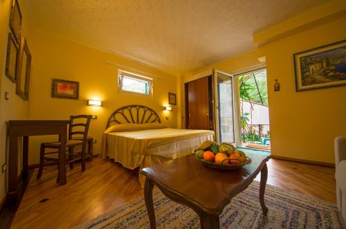 una habitación de hotel con una cama y una mesa con un bol de fruta en In Tracastello - parking - en Riomaggiore