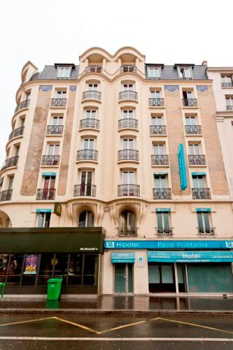 パリにあるヒッポテル パリ プランタニア マライシェルのバルコニー付きの大きな建物