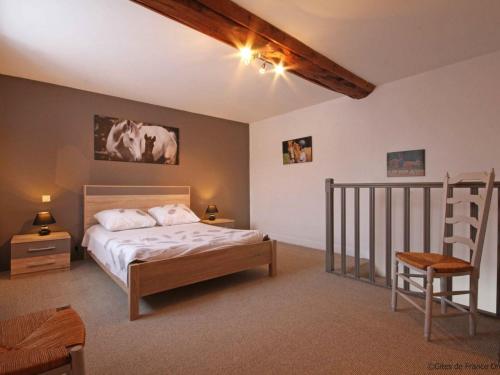 um quarto com uma cama e uma cadeira em Gîte Montabard, 3 pièces, 5 personnes - FR-1-497-43 em Montabard