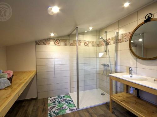 La salle de bains est pourvue d'une douche, d'un lavabo et d'un miroir. dans l'établissement Gîte Panissières, 3 pièces, 8 personnes - FR-1-496-215, à Panissières