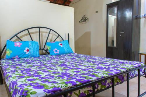 Tempat tidur dalam kamar di Raikar Guest House