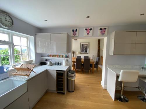 Η κουζίνα ή μικρή κουζίνα στο Amazing cottage right in the heart of Ewhurst Green, overlooking Bodiam Castle