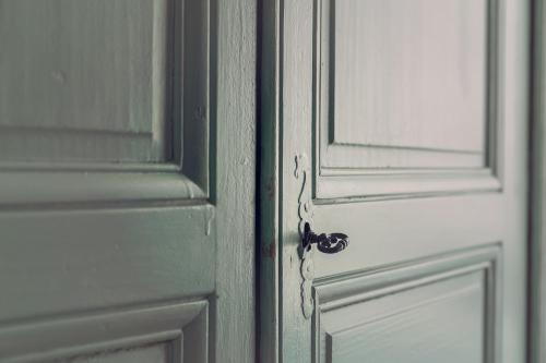 a close up of a white door with a knob at Chateau De Grosfy in Hugleville-en-Caux