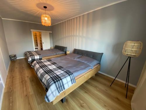une chambre avec deux lits et une lampe dans l'établissement Apartman in Time - Private Parking - 68m2 - 4 regular beds, à Poprad