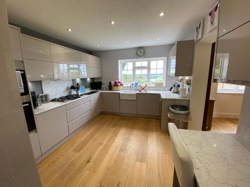 Η κουζίνα ή μικρή κουζίνα στο Amazing cottage right in the heart of Ewhurst Green, overlooking Bodiam Castle